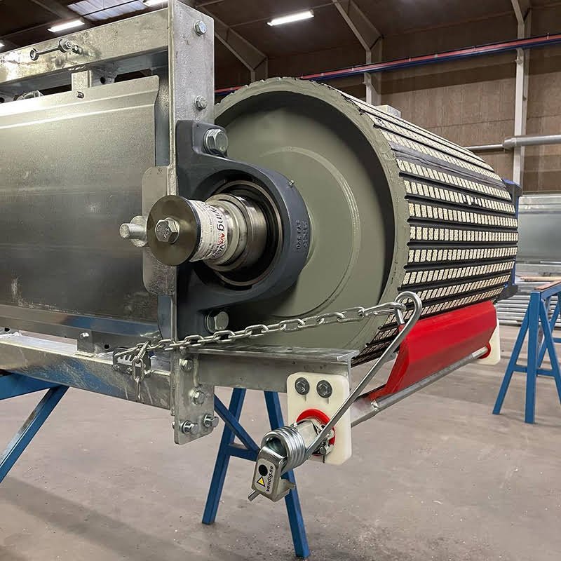 HUAYE-CRL-15 ceramic pulley lagging installed on conveyor drive pulley