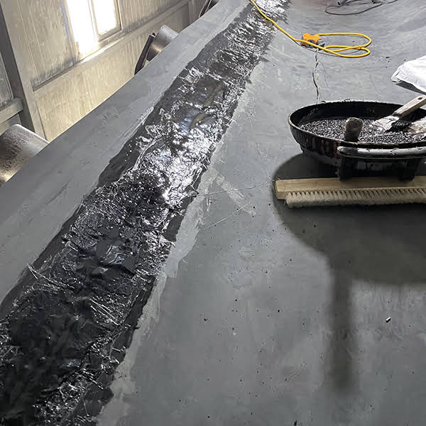 Applying HUAYE-1201 hot-melt adhesive to conveyor belt rip repair on site
