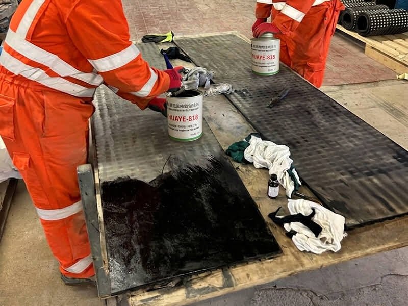 Applying HUAYE-818 cold bond adhesive to HUAYE-CRL-15 ceramic lagging with CN bonding layer